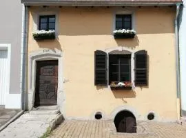 Fereinwohnnung, Ferienhaus, Bauernhaus - 2 kostelnlose Parkplätze - Wifi - schöner Innenhof - 5min bis Saarlouis Innenstadt