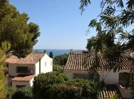 Quaint 2 Bedroom Townhouse with Pool close to Sea!