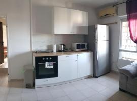 Cozy Flat with Parking well-placed near TLV Airport，位于Lod的酒店