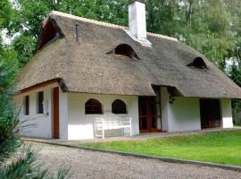 Charming thatched house in Uelzen in Lower Saxony with large garden，位于尤尔森的酒店