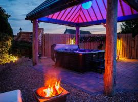 Lincoln Holiday Retreat Lodge with Private Hot Tub，位于林肯的酒店