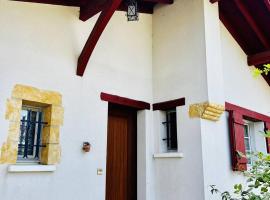 Maison basque à Espelette, 3 chambres, 5+2 pers, animaux admis, internet - FR-1-495-2，位于埃斯珀莱特的酒店