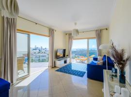 Ocean view Apartment with 3 spacious Terraces, 2 Swimming pools & Tennis court，位于阿尔布费拉Nossa Senhora da Orada Hermitage附近的酒店