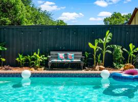 Dallas Oak Lawn Oasis w/ Private Pool, Hot Tub，位于达拉斯的住宿加早餐旅馆
