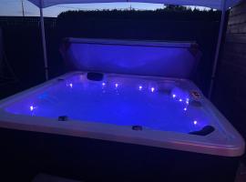 Roulotte du puits avec jacuzzi et sauna privatif，位于Havinnes的旅馆