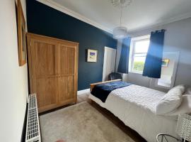 Central Helensburgh 1 BR, gr floor pet friendly，位于海伦斯堡的酒店