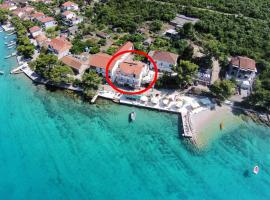 Apartments and rooms by the sea Loviste, Peljesac - 10181，位于洛维什特的酒店