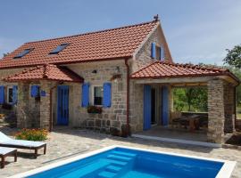 Family friendly house with a swimming pool Puljane, Krka - 11688，位于Oklaj的酒店
