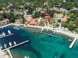 Apartments and rooms by the sea Nerezine, Losinj - 11815，位于内里吉恩的酒店