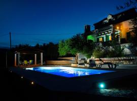 Holiday house with a swimming pool Plano, Trogir - 11897，位于卡斯特尔·斯塔费力克的酒店