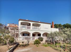 Apartments by the sea Prvic Luka, Prvic - 12064，位于普尔维奇卢卡的酒店