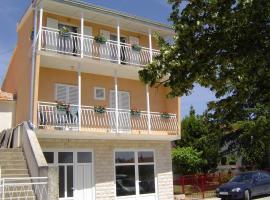 Apartments by the sea Tribunj, Vodice - 12144，位于特里班的酒店