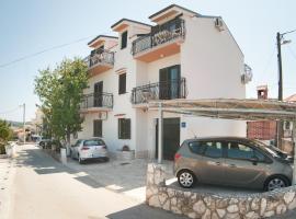 Apartments by the sea Slatine, Ciovo - 12176，位于斯拉汀的酒店