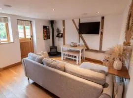 Bramble Cottage - Cosy 2 Bed With Deluxe HOT TUB & Log Burner
