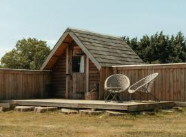 Glamping at the Retreat Wiltshire is rural bliss，位于奇彭纳姆的度假屋