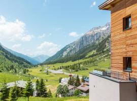 Mondschein Hotel & Chalet Ski-In Ski-Out Luxus am Arlberg，位于施图本阿尔贝格的酒店