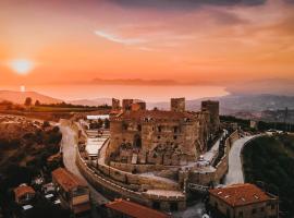 Castello di Rocca Cilento，位于Rocca Cilento的带泳池的酒店