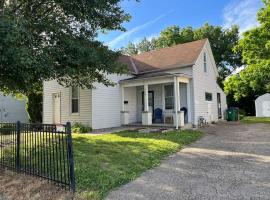 Main, Three Bedroom House in Historic Loveland，位于拉夫兰的酒店