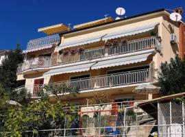 Apartments and rooms with parking space Rabac, Labin - 12368，位于拉巴克的酒店