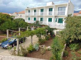 Apartments and rooms by the sea Sucuraj, Hvar - 12887，位于苏库拉伊的住宿加早餐旅馆