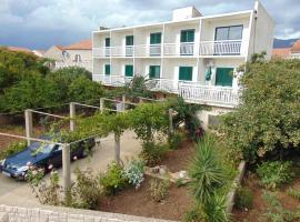 Apartments and rooms by the sea Sucuraj, Hvar - 12887，位于苏库拉伊的酒店