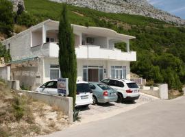 Apartments with a parking space Lokva Rogoznica, Omis - 12906，位于洛克瓦罗戈兹尼察的酒店