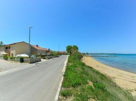 Apartments by the sea Nin, Zadar - 13172，位于宁的酒店