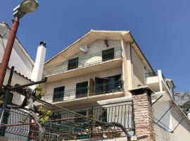 Apartments and rooms by the sea Gradac, Makarska - 13179，位于格拉达茨的酒店