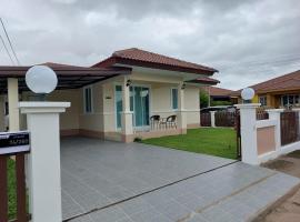 HAPPY SPACE Villa 2นอน 2น้ำ，位于那空拍侬府的带停车场的酒店