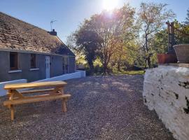 Converted Stables at Peaceful Family Farm Stay，位于彭布罗克郡的酒店