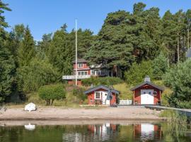 Holiday home in Stockholm Archipelago with private beach and jetty，位于Djurhamn的酒店