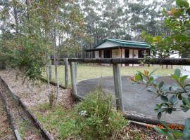 Self-contained Cabin 10 min to Huskisson，位于Tomerong的木屋