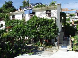 Rooms by the sea Jelsa, Hvar - 127，位于耶尔萨的酒店