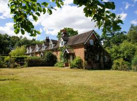 Beeches Cottage - Beautiful Garden - Parking，位于Handcross的度假屋