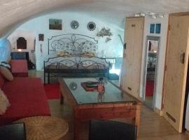 Studio atypique rue de Turin (ancienne étable de village)，位于罗亚河畔布雷伊的酒店