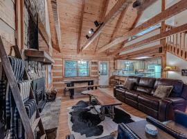 Bear Pause Cabin 3 BR/3BA Amazing view of the Lake，位于Seven Devils的酒店
