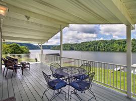Lakefront Hiwassee Home with Private Dock and Deck!，位于Hiwassee的酒店