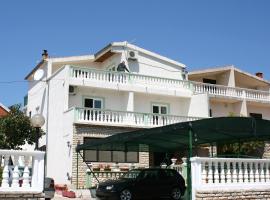 Apartments with a parking space Tribunj, Vodice - 6237，位于特里班的酒店