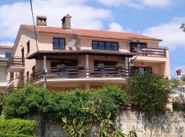 Apartments and rooms with parking space Icici, Opatija - 7881，位于伊齐齐的酒店