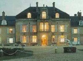 Le Château Du Faucon，位于栋什里的酒店