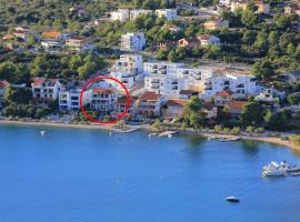 Apartments and rooms by the sea Grebastica, Sibenik - 13942，位于格雷巴蒂卡的酒店