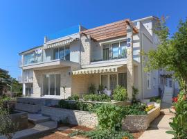 Apartments by the sea Tribunj, Vodice - 15233，位于特里班的酒店