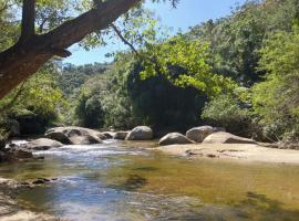 Lumiar Eco Lodge - Chalé Telhado Verde，位于新弗里堡的酒店