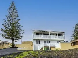 Singleton Beach Holiday House 4 Bedroom - EXECUTIVE ESCAPES