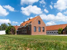 Farmhouse Hoeve Den Ast 5 separate bedrooms with bathrooms，位于Harelbeke的酒店