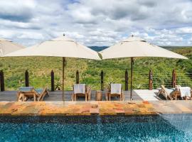 犀牛岭野生山林小屋，位于KwaNompondo的带泳池的酒店