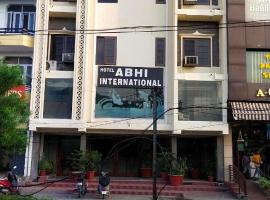 Hotel Abhi international，位于帕坦科特的酒店
