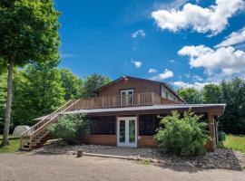 Algonquin Madawaska Lodge Cottage Glamping Cabins，位于Madawaska的豪华帐篷营地