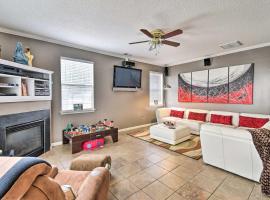 Hampton Home with Fireplace and Close to Beaches!，位于汉普顿的酒店