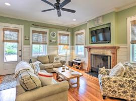 Breezy Home with Grills, Pool and Beach Access!，位于Big Blackjack Landing的酒店